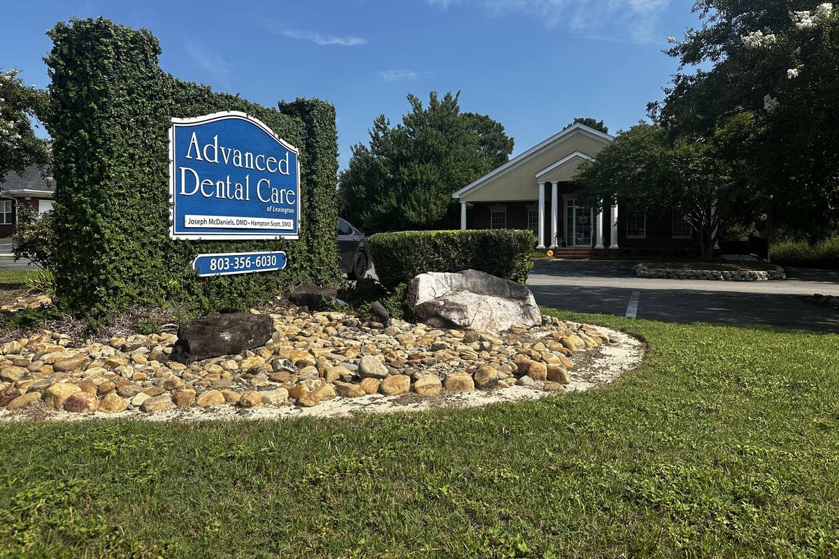 The Advanced Dental Care of Lexington building and monument sign at 948 Old Cherokee Rd